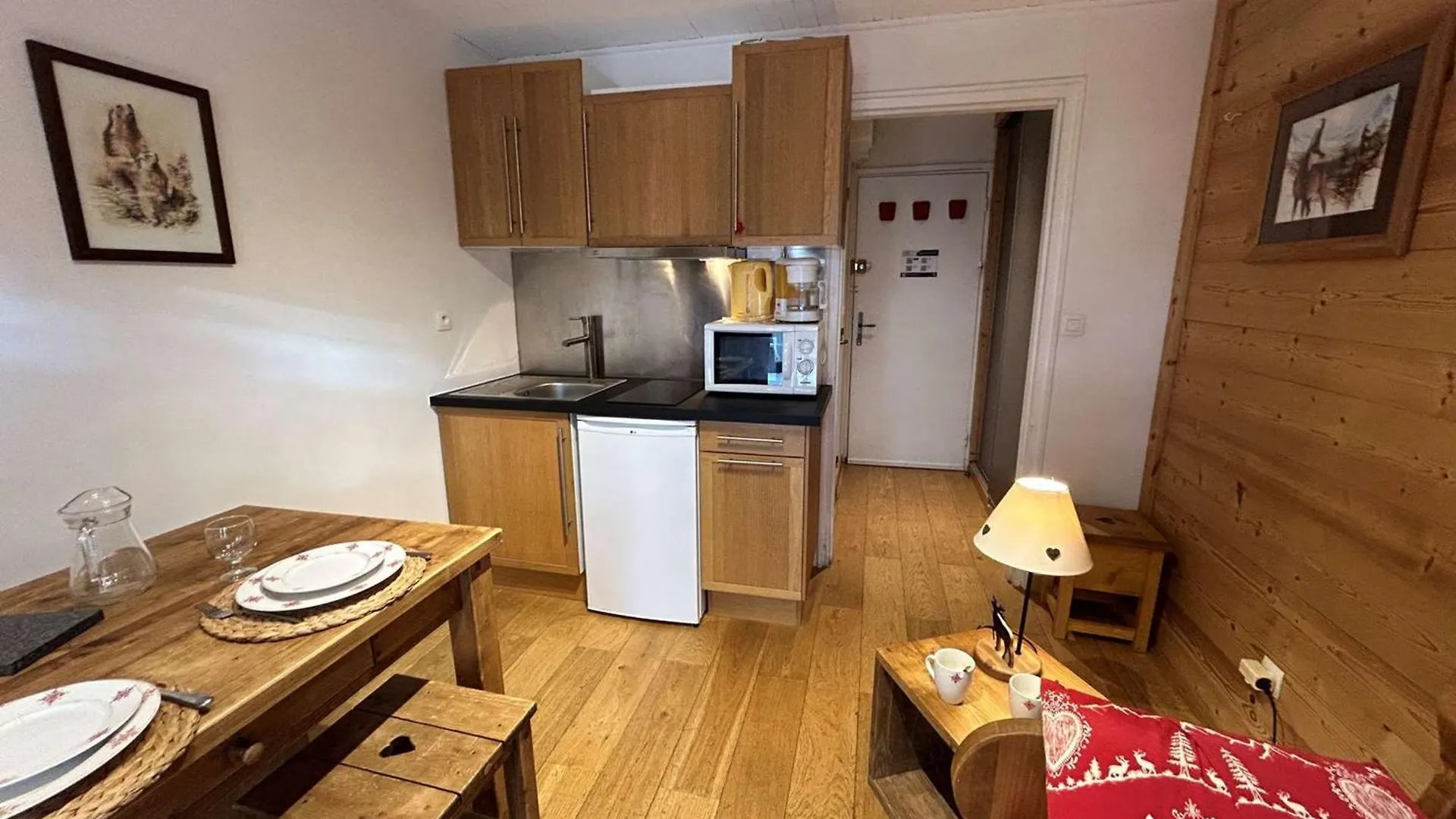 Studio Cosy Pour 2 Personnes A Meribel, Proche Des Pistes Et Commerces - Fr-1-180-42 0*,  Franciaország